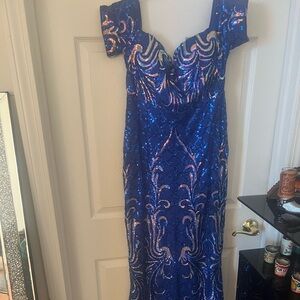 Blue dress back zippers is broken.